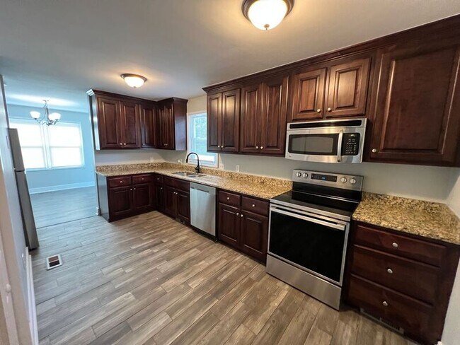 Building Photo - 112 Norfolk Cir