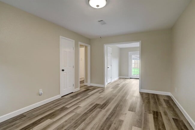 Foto del edificio - 2606 Hillshire Dr
