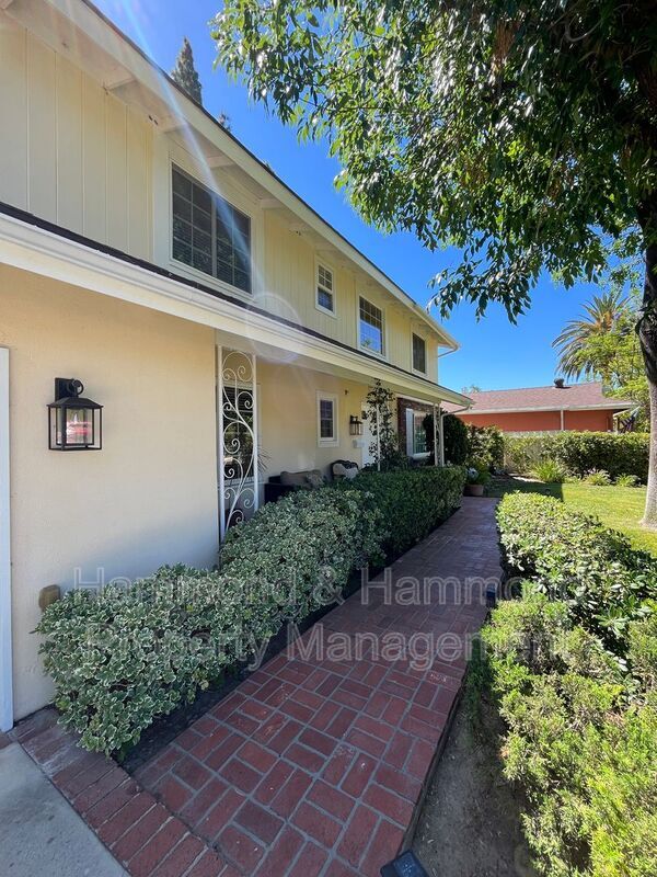 Building Photo - 8422 Fable Ave