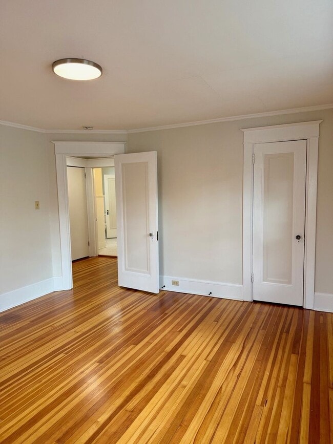 Building Photo - 302 Hasbrouck Ave