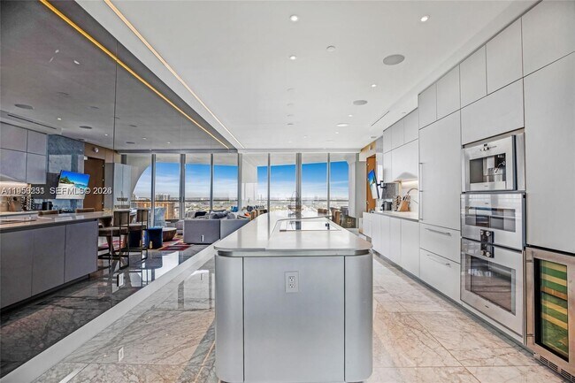 Building Photo - 16901 Collins Ave