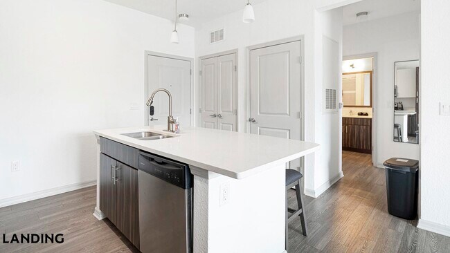 Foto del edificio - 9301 Summit Centre Way