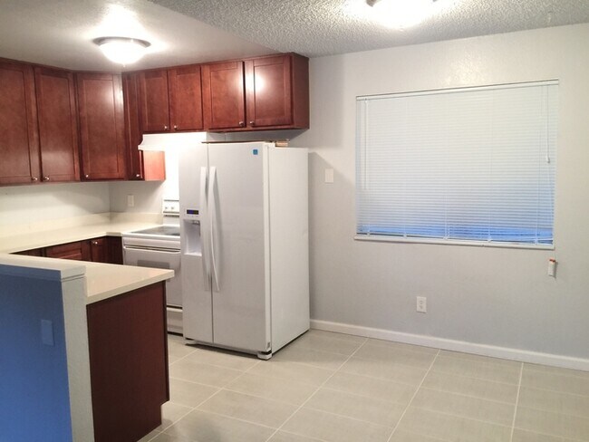 Building Photo - Modesto 2 Bedroom 2 Bath Triplex