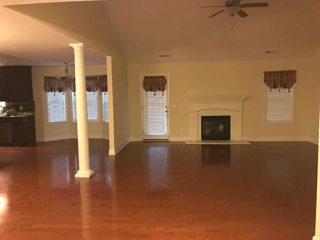 Foto del edificio - 868 Rolling Pines Loop Rd