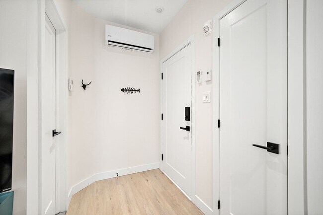 Building Photo - 3722 Av. Laval