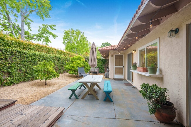 Building Photo - 610 Calle De Los Amigos