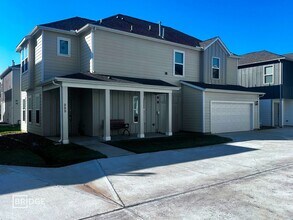 Building Photo - 335 Huisache St