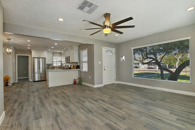 Foto del edificio - 2235 E Mitchell Dr