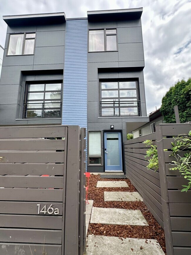 Building Photo - Capitol Hill Townhouse