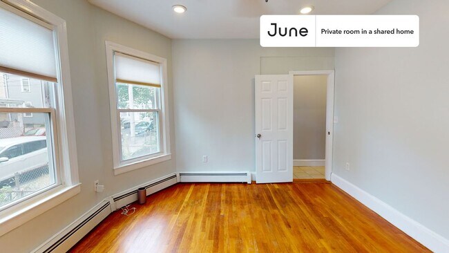 Foto del edificio - Private bedroom in 3 bed/1 bath Home