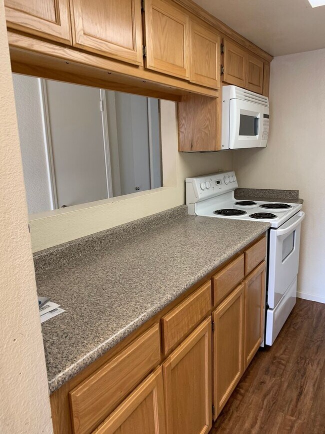 Foto del edificio - Spacious Upstairs 2bd/2ba Condo, VERY close to Sinsheimer Park