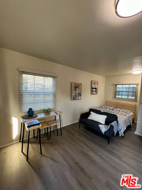 Building Photo - 13804 Moorpark St