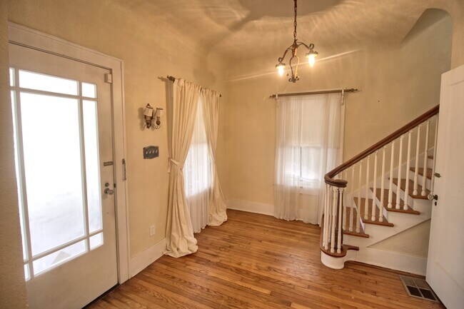 Building Photo - 800 E Livingston St