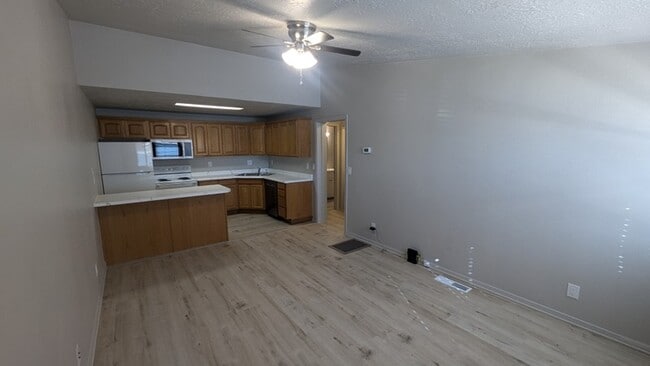 Building Photo - 600 N 2450 E
