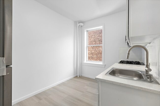 Building Photo - 137 Kensington Ave