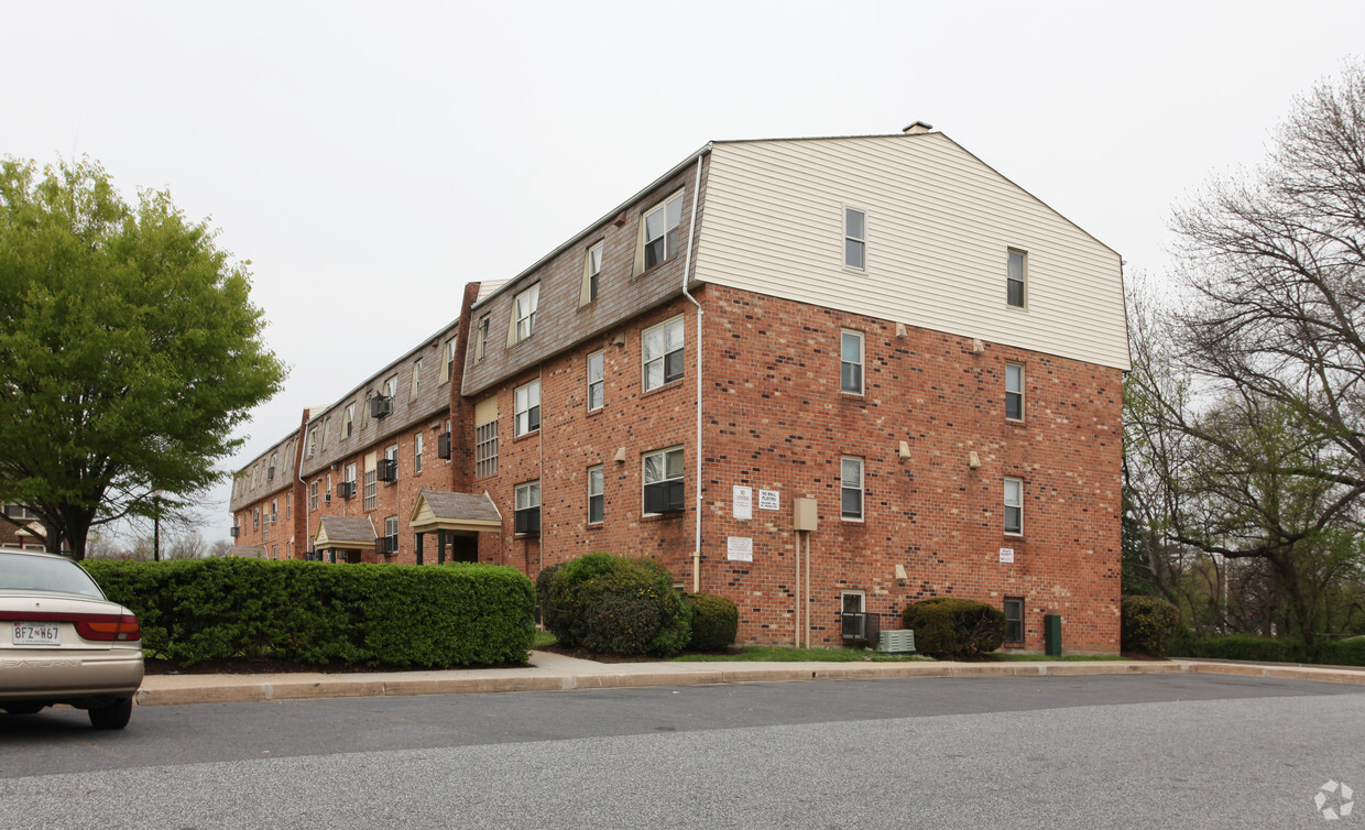 Primary Photo - Sinclair Gate Apartments