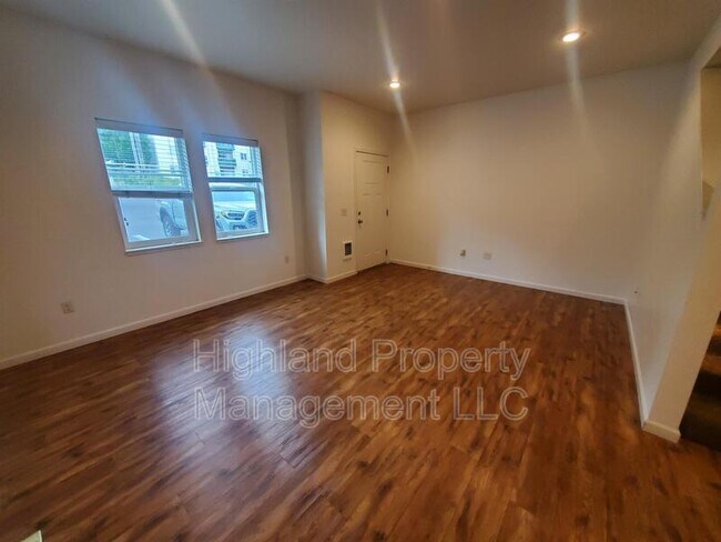 Foto del edificio - 512 NE Stadium Way