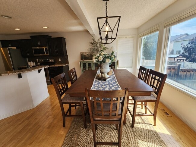 Building Photo - 420 Everbrook Dr SW