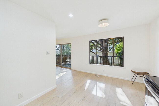 Foto del edificio - Quiet, light-filled 2BR condo with a private south-facing deck,