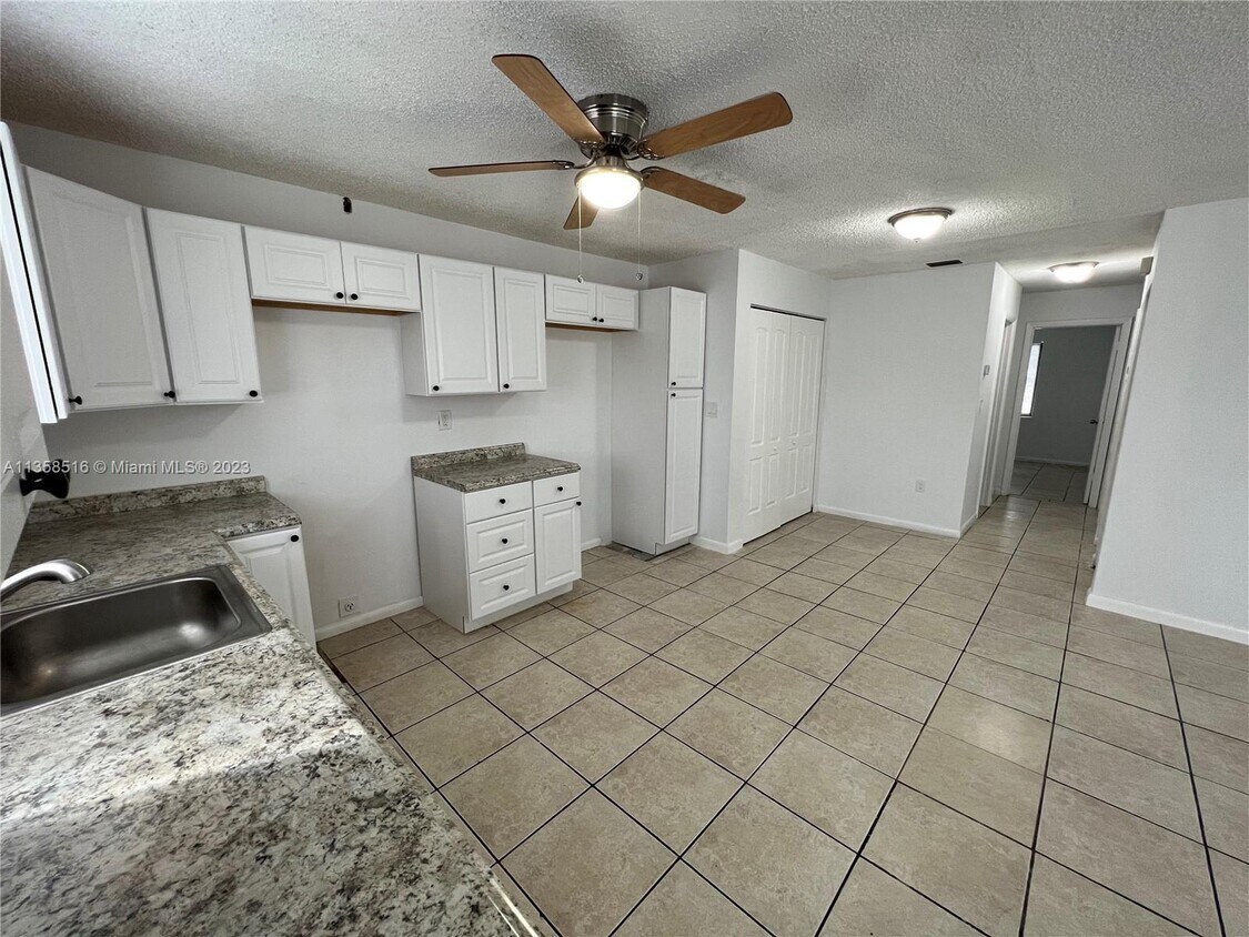 6048 SW 40th St Unit Front, Miramar, FL 33023 Room for Rent in