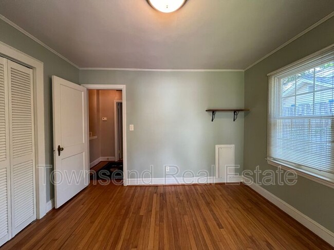 Foto del edificio - 211 Ellington St