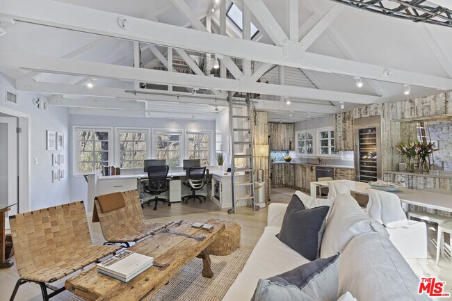Foto del edificio - 1362 Palisades Beach Rd