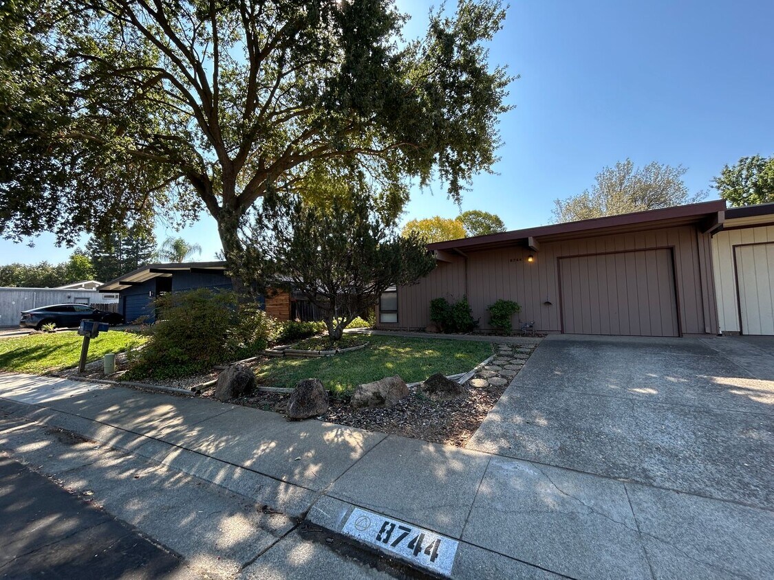 Primary Photo - Cute Halfplex in Quiet Neighborhood