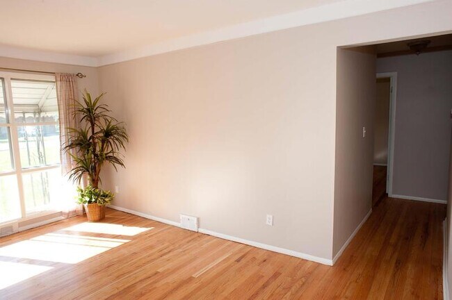 Building Photo - 244 N Venoy Rd