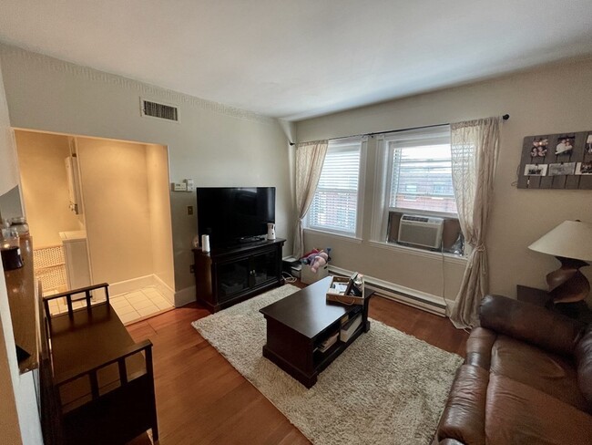 Building Photo - 15 Keswick St