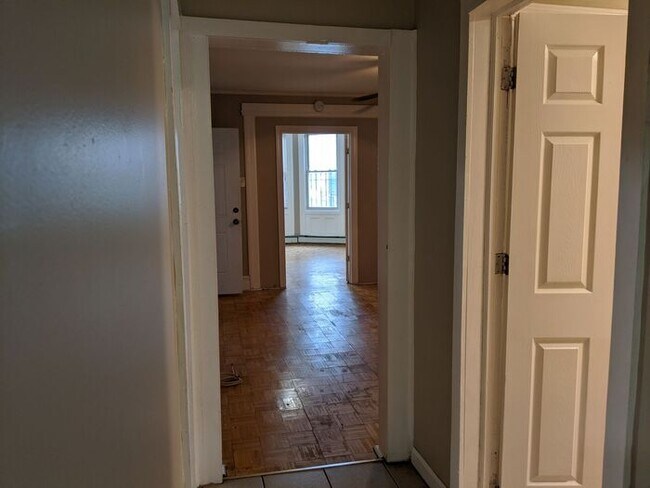 Building Photo - 3 Bedroom Apartment with Wooden Deck Porch
