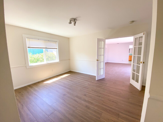 Office/Bonus room/Exercise room - 23329 Victory Blvd