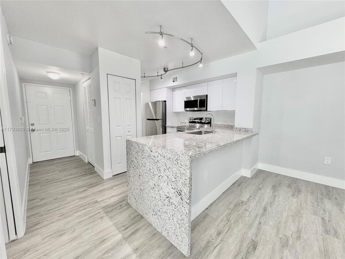 Foto principal - 677 NW 170th Ter