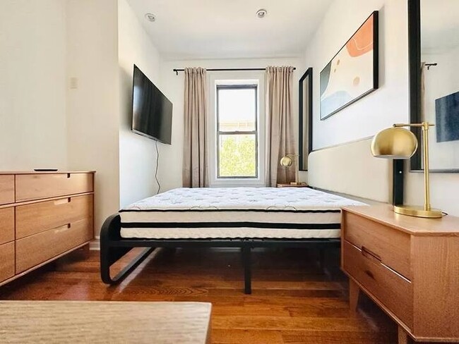 Building Photo - Furnished room/NOT APARTMENT