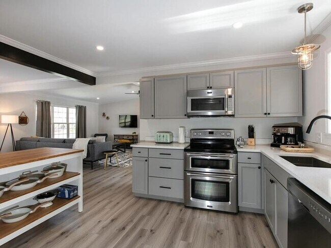Foto del edificio - Spacious Three Bedroom Home w/ Fenced Yard