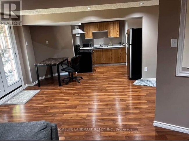 Building Photo - 1076 Wildrose Crescent