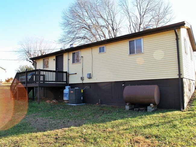 Building Photo - Newly Remodeled!!