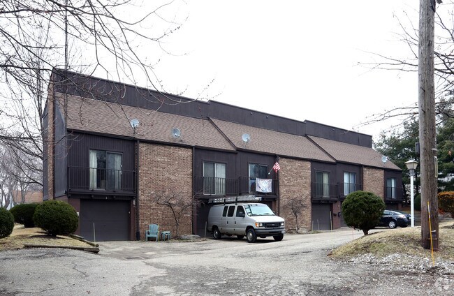 Building Photo - 338 E Portage Trl