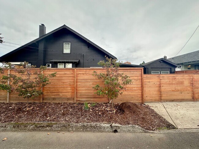 Building Photo - Charming 4 Bed 2 Bath Corner Lot Single-Fa...