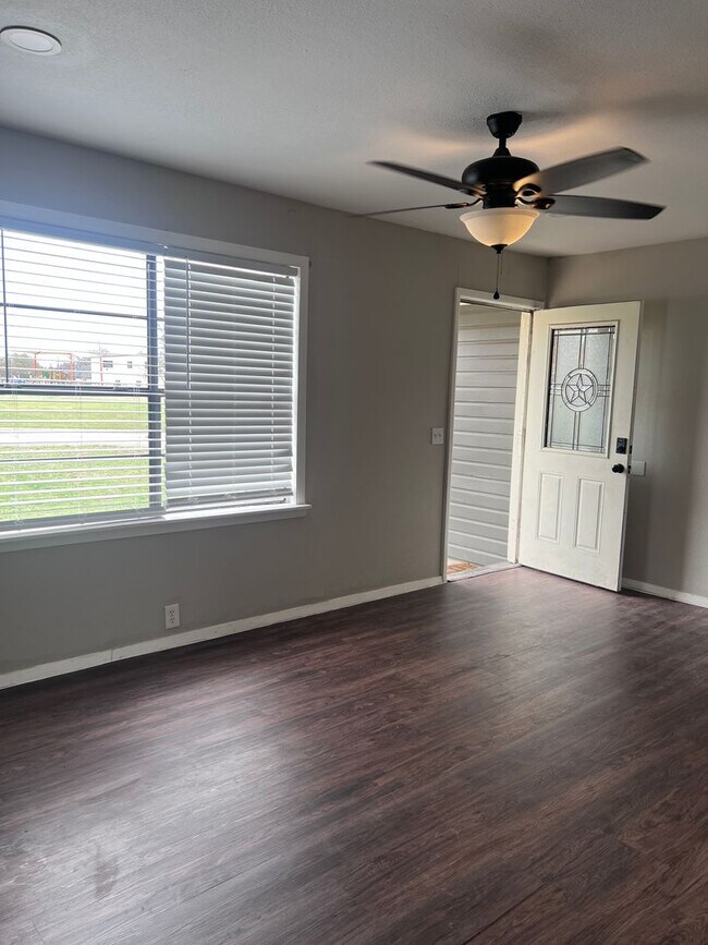 Building Photo - 3 Bedroom Charmer in the Heart of Burleson – Walk to Downtown!