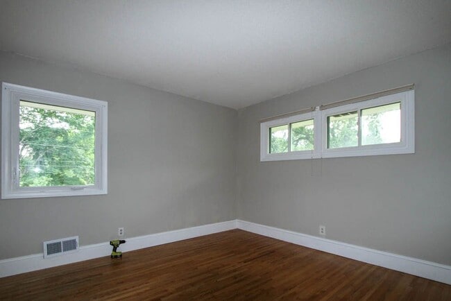 Building Photo - 8613 Zenith Rd