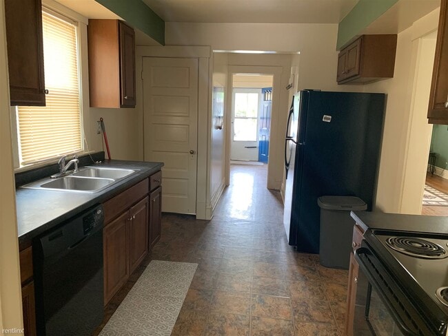 Building Photo - 6 br, 2.5 bath House - 732 S Division St