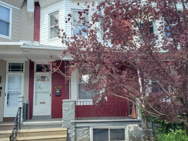 Frente - 461 W Earlham Ter