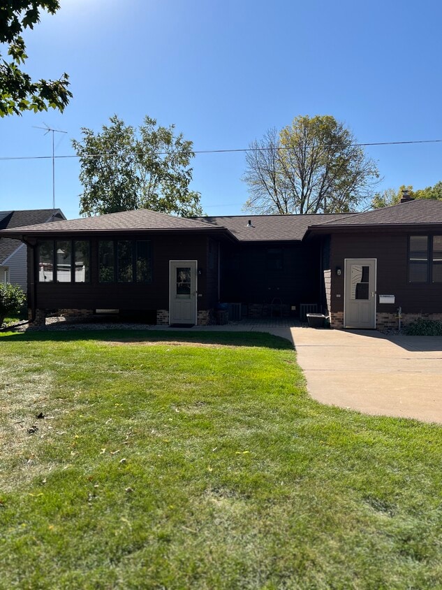 Foto principal - 814 W Main St