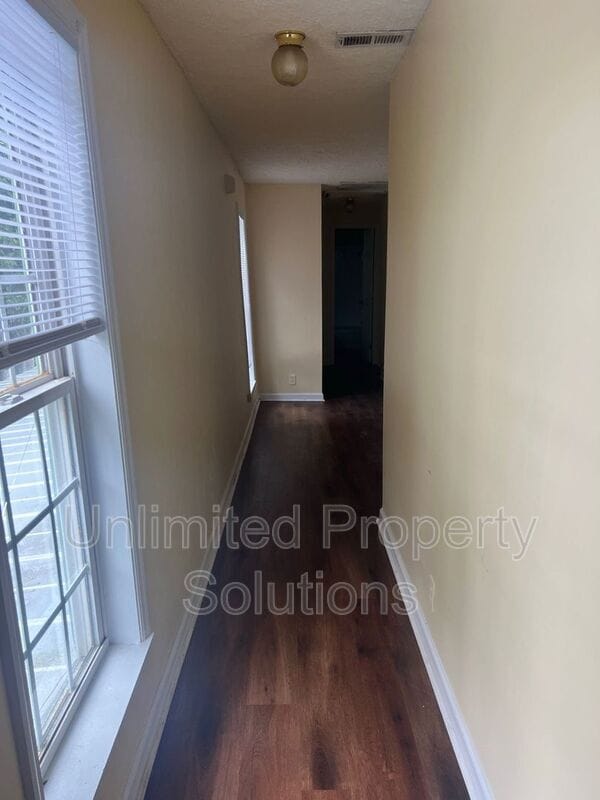 Building Photo - 817 S 11th St