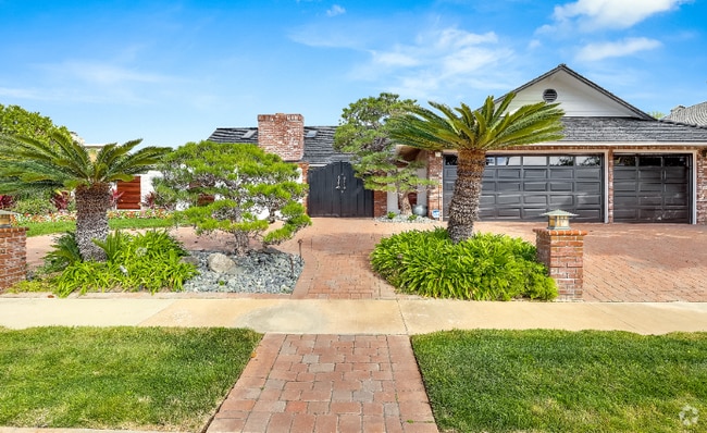 Building Photo - 1542 Santiago Dr