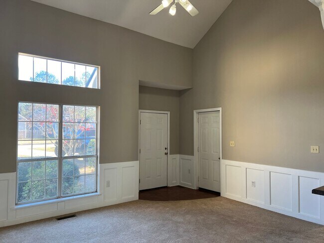 Building Photo - Location!!