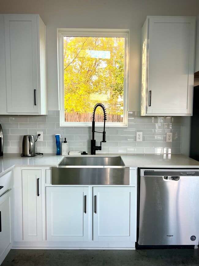 Foto del edificio - 6908-2 Carver Ave