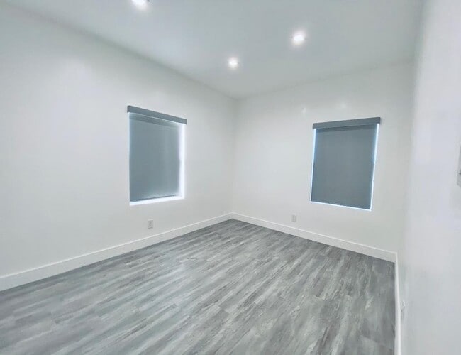 Building Photo - 627 Brittania St