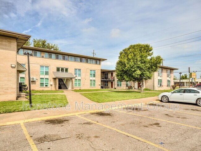 Building Photo - 1402 SW 59th St