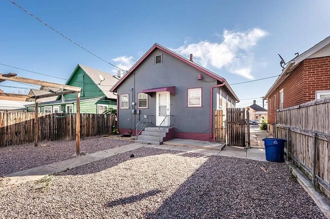 Building Photo - Charming 2 Bedroom, 1 Bath Bungalow House ...